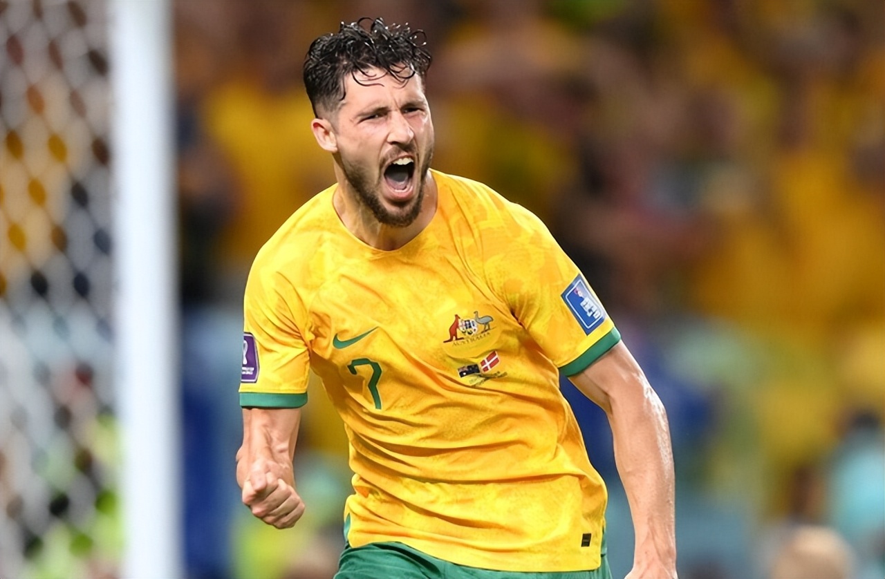 1-0！澳大利亚爆冷击败丹麦出线，亚足联首支晋级16强的球队诞生