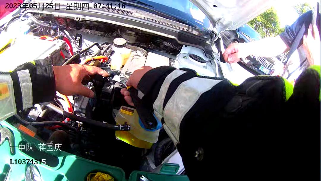 车辆故障交警们秒变修车工,铁骑队员路遇车祸及时出手相助