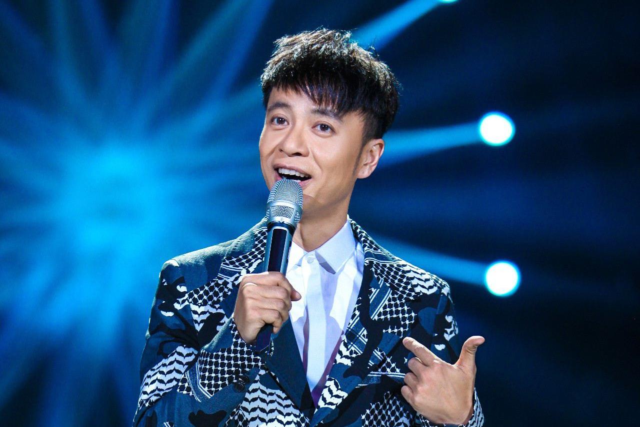 为还每月60万的房贷，54岁李克勤频上综艺，酒桌上被灌酒显疲态