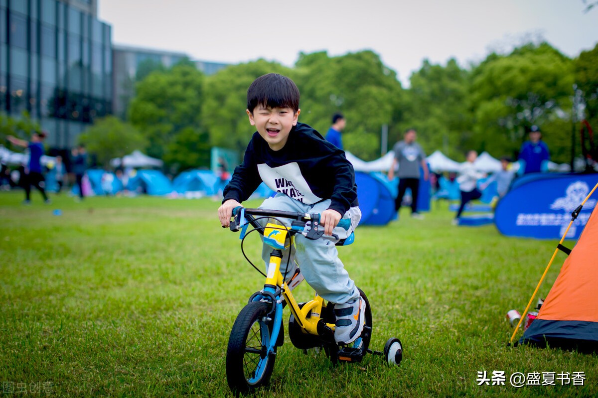 小朋友抢自己孩子的玩具怎么处理,2岁宝宝去玩别的小朋友玩具