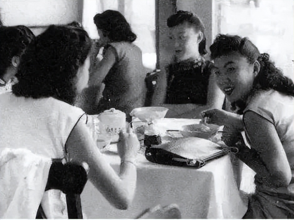 喆啡酒店是有免费咖啡吗,喆啡酒店沙发茶几