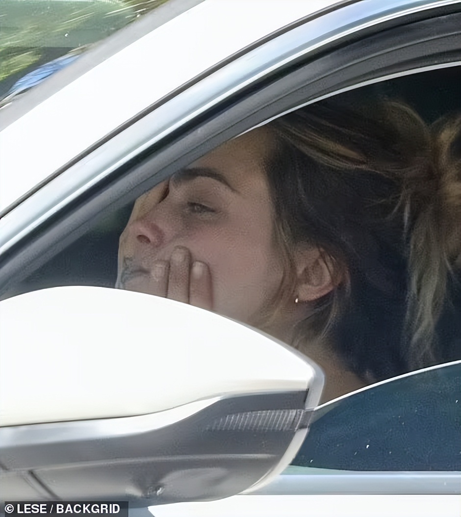 美女超模行为异常，蓬头光脚上飞机，吸食不明液体精神恍惚