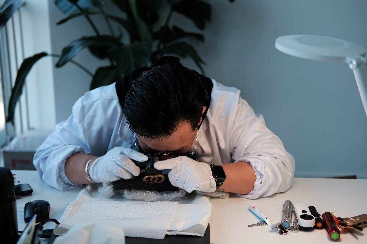 佩戴银手镯能把身体酸性消除吗,银手镯长期带着会破坏神经系统吗