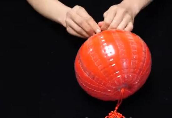 塑料瓶开一个小孔放入一个气球,塑料瓶里面套个气球
