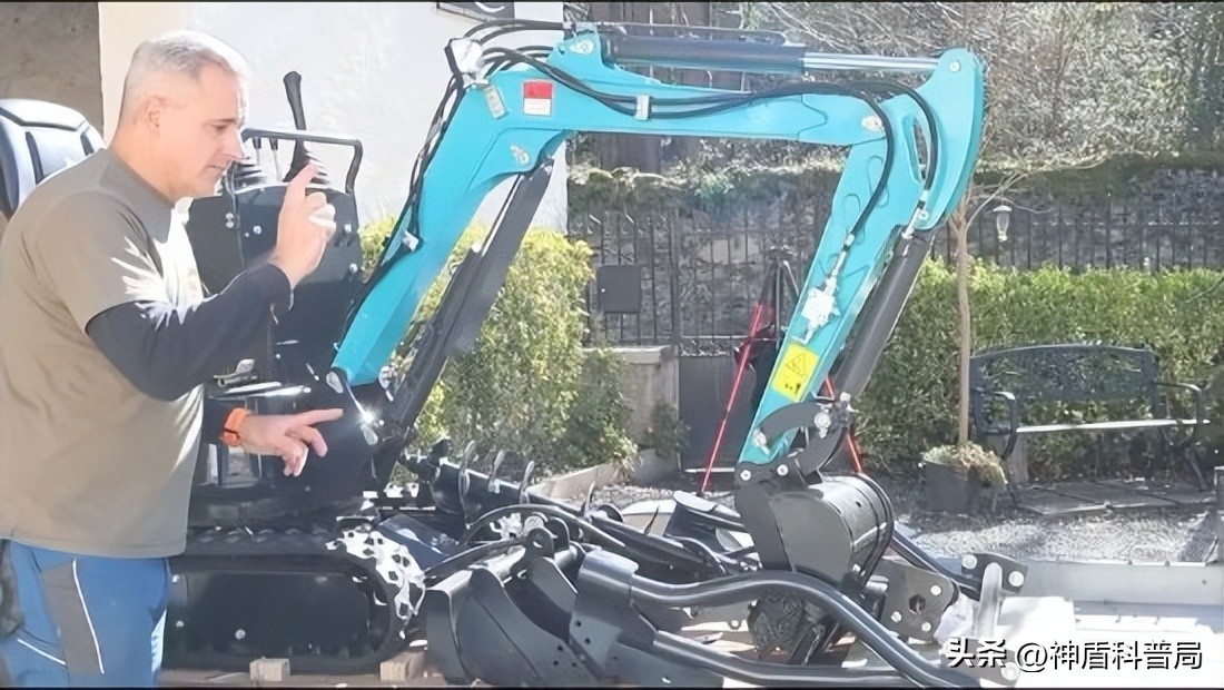 美国大叔网购中国挖掘机多少钱,法国大爷购买中国挖掘机