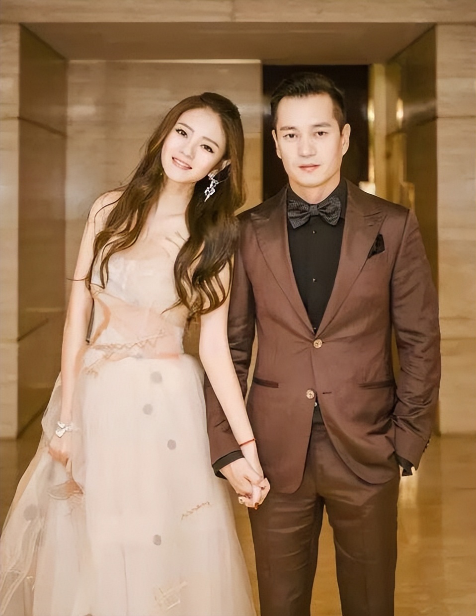 “安以轩老公”陈荣炼的毁灭史：百亿身家、美艳娇妻，都成浮云