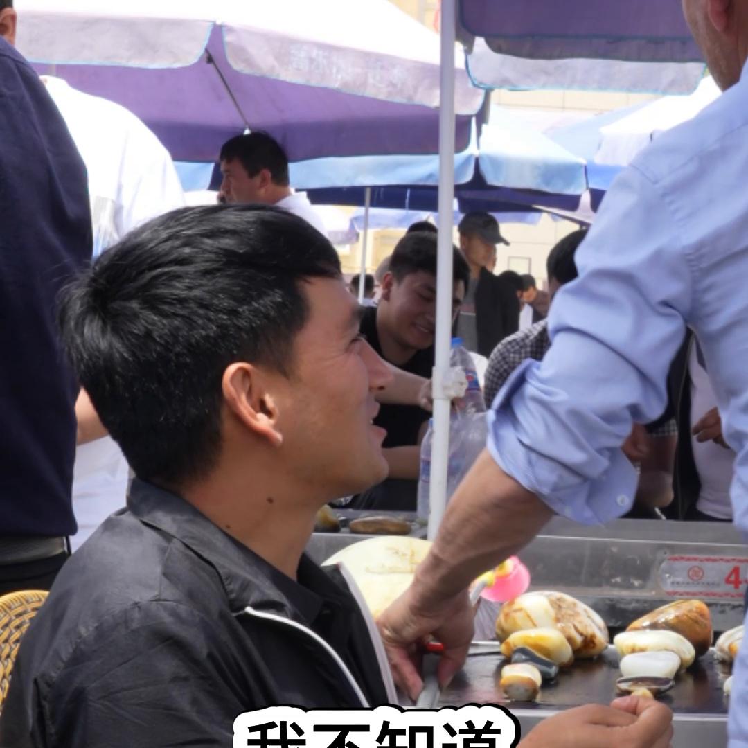 双面皮枣红皮籽料原石,双面红皮籽料