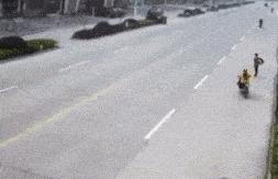 笑死了，女朋友说她昨晚游泳去了，这晒痕就是最好的证明