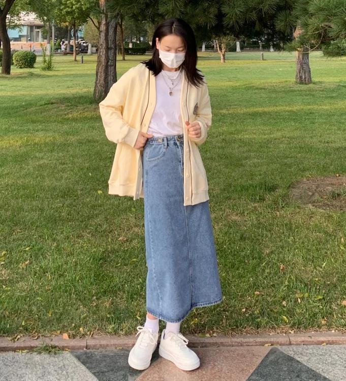 小白鞋搭配什么样的衣服好看,小白鞋搭配黑色连裤袜好看吗