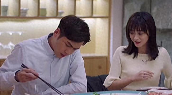 牛角胸罩，诱惑式舔刀尖，这些颠覆三观的镜头，看完让人一言难尽