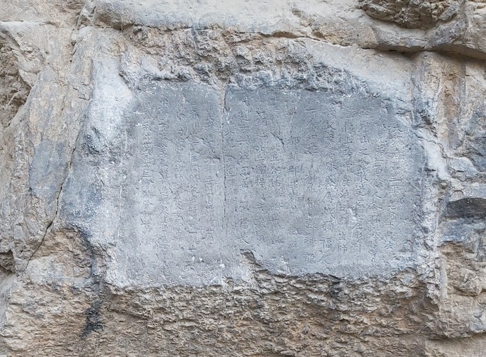 济南千佛山的飞来石的来历,济南千佛山的千佛洞的来历