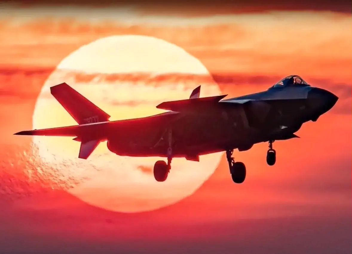 台媒:解放军5代机J-20被4代机J-16“击落”了，到底是怎么回事？