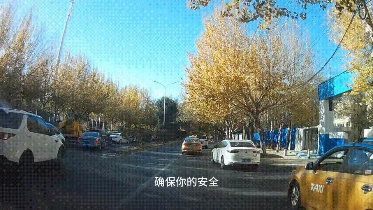 发现轮胎漏气时应紧握方向盘,驾驶机动车发现轮胎漏气