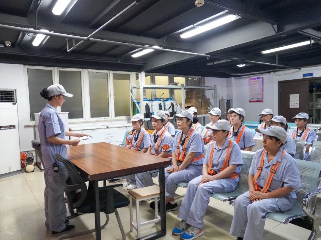 高铁干净整洁视频,为什么高铁那么舒适