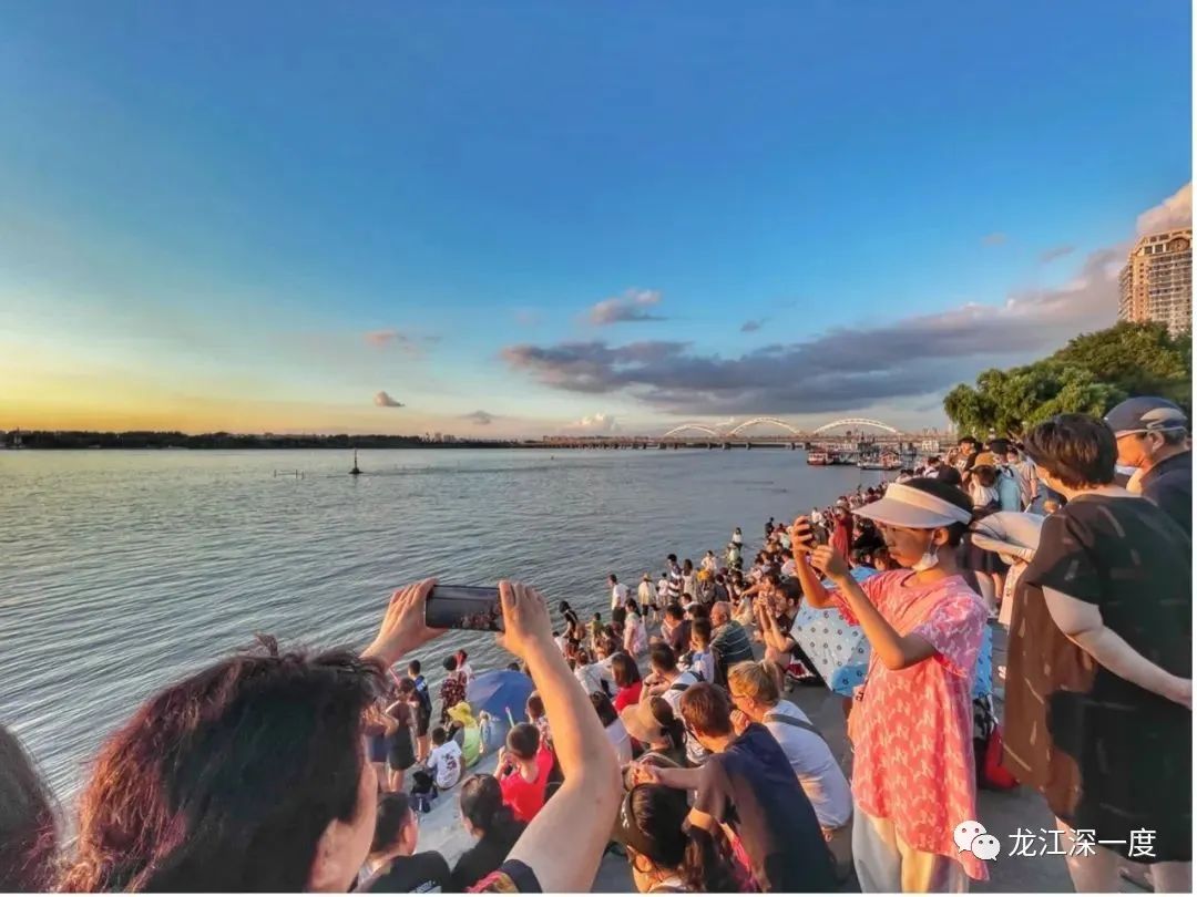 夜幕下哈尔滨美丽的松花江畔,夜幕下的哈尔滨松花江