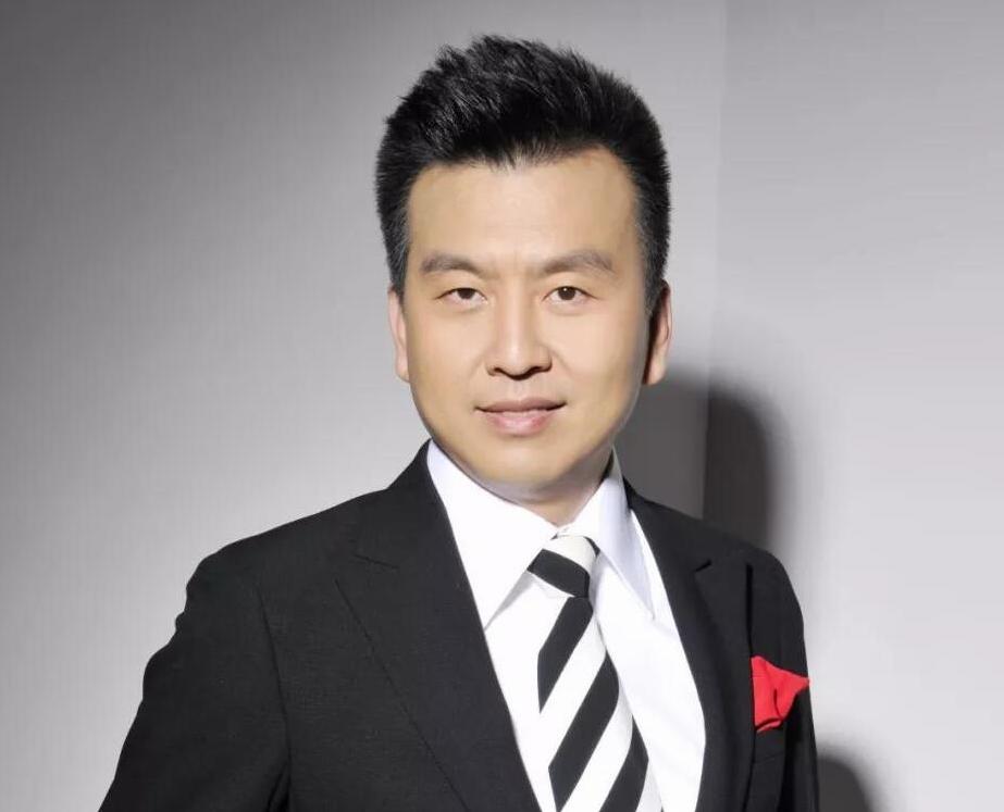 央视著名主持人张泽群深夜发文,主持人张泽群多大生儿子的