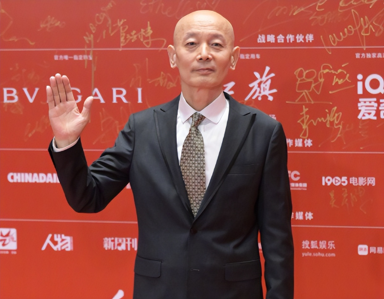 张颂文泪目北影节,北影节开幕式红毯张颂文害羞笑