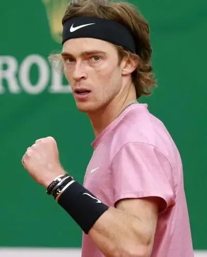 德约两盘险胜兹维列夫跻身决赛,德约3-1轻取沙波瓦洛夫晋级