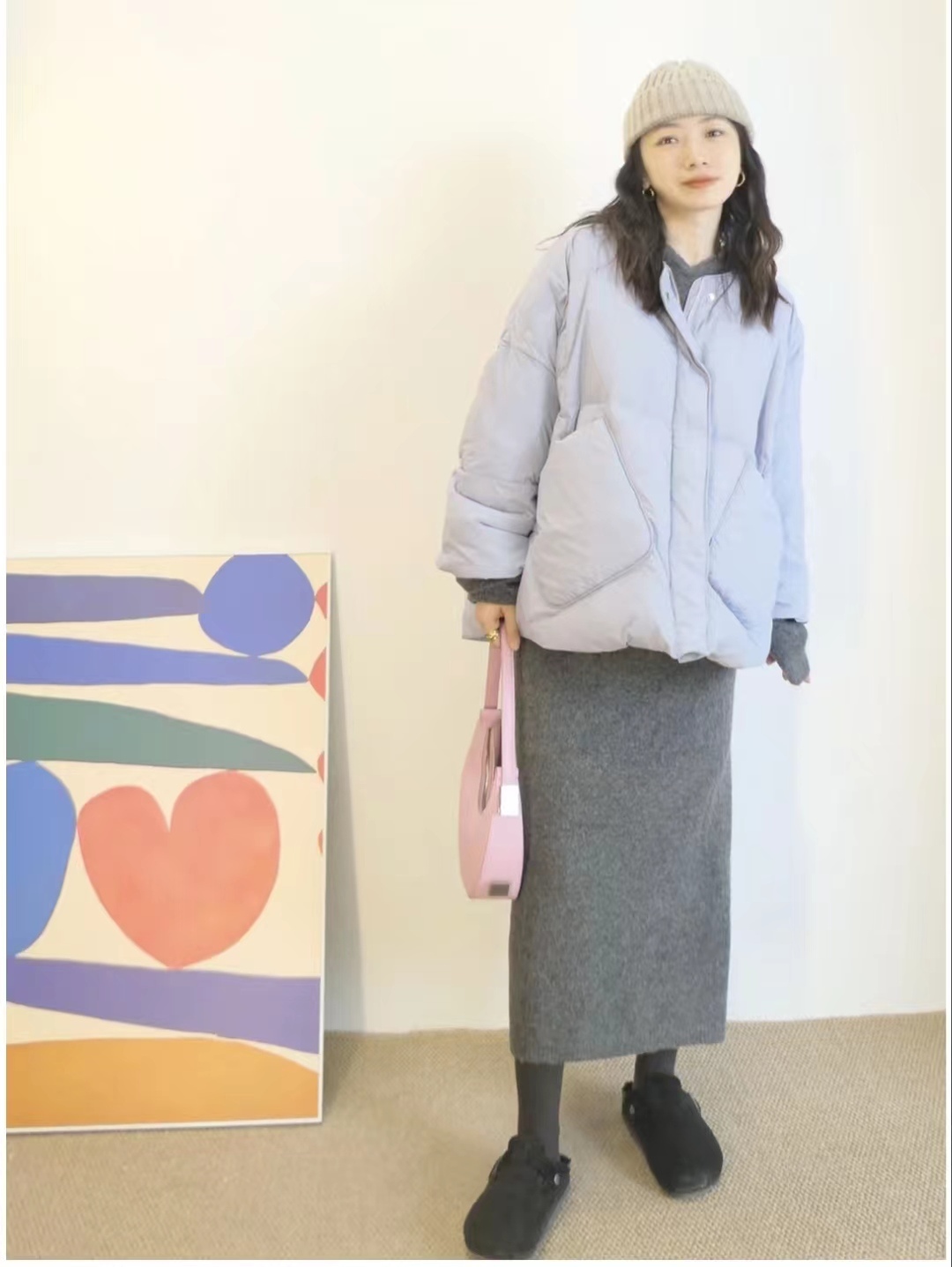 浅蓝色羽绒服怎样搭配黑色半身裙,短款白色羽绒服的最佳搭配半身裙