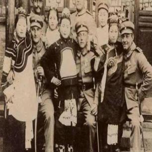 高清老照片：旗人格格大腿岔开豪放洗衣，地主三妻四妾不输女明星