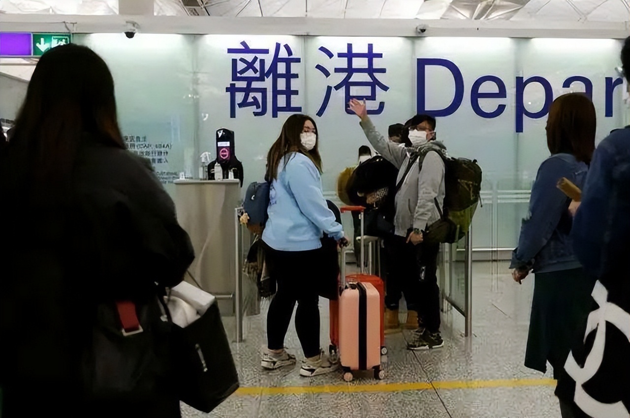 移英“黄丝”又遭暴击，英国放话嫌弃“低技术”移民，网友：BNO签证是个“阴毒”计划，五年后又被赶回香港