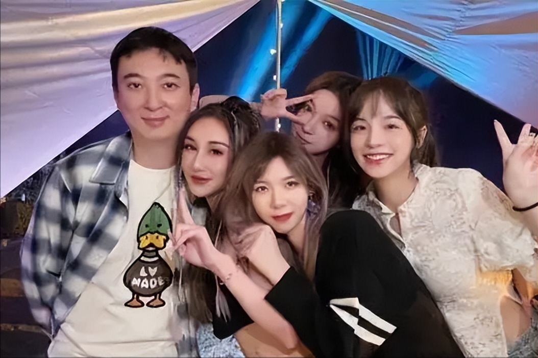 王思聪疑借好友900多万手表炫富，身边女伴颜值普通，身份惹热议