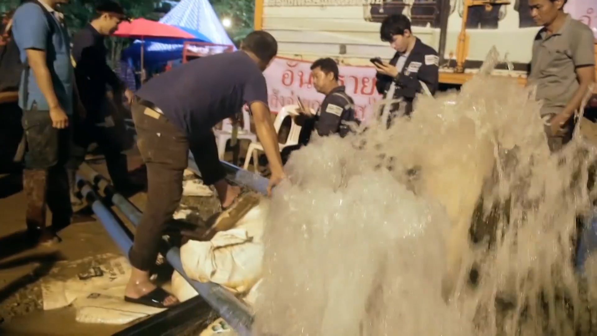 泰国18人球员困在洞穴事件全过程,泰国洞穴救援教练去世