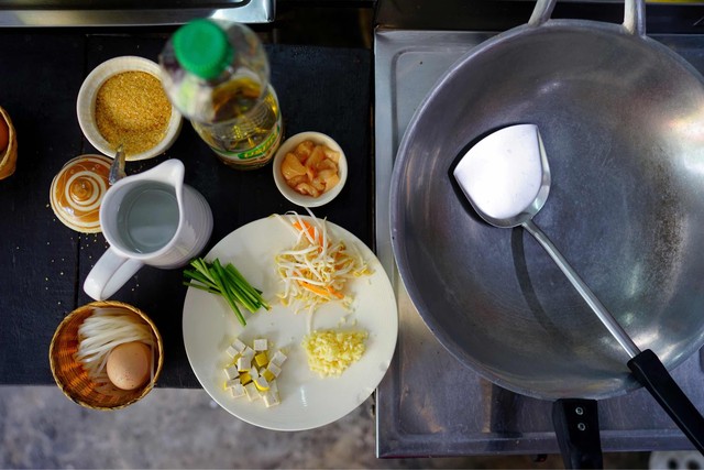 在深圳路边卖炒粉能赚多少钱,小伙三亚摆摊卖炒粉5天赚3500元