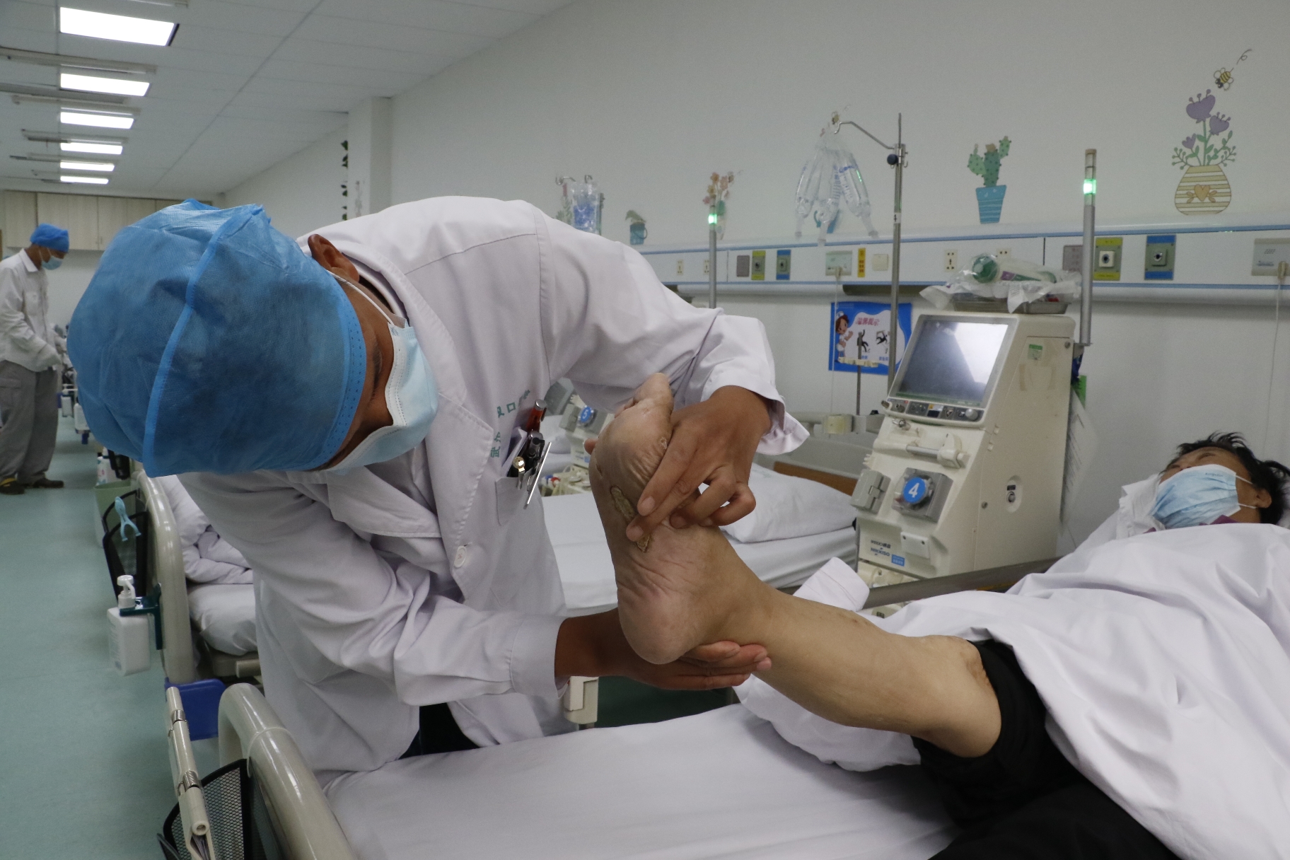 老人脚发黑发硬血栓截肢危险吗,糖尿病引起下肢坏死要截肢