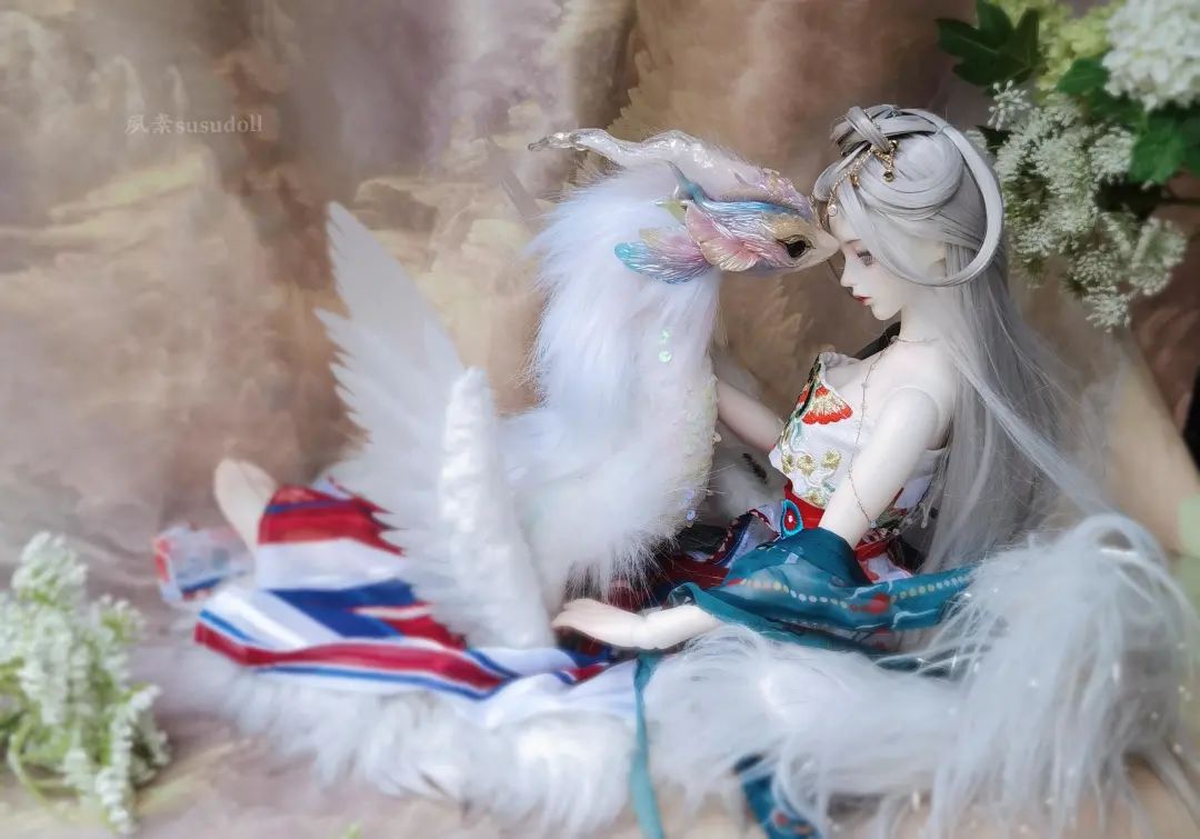 他们靠幻想挣钱，有人排一年队等它，有人花好几万抢拍