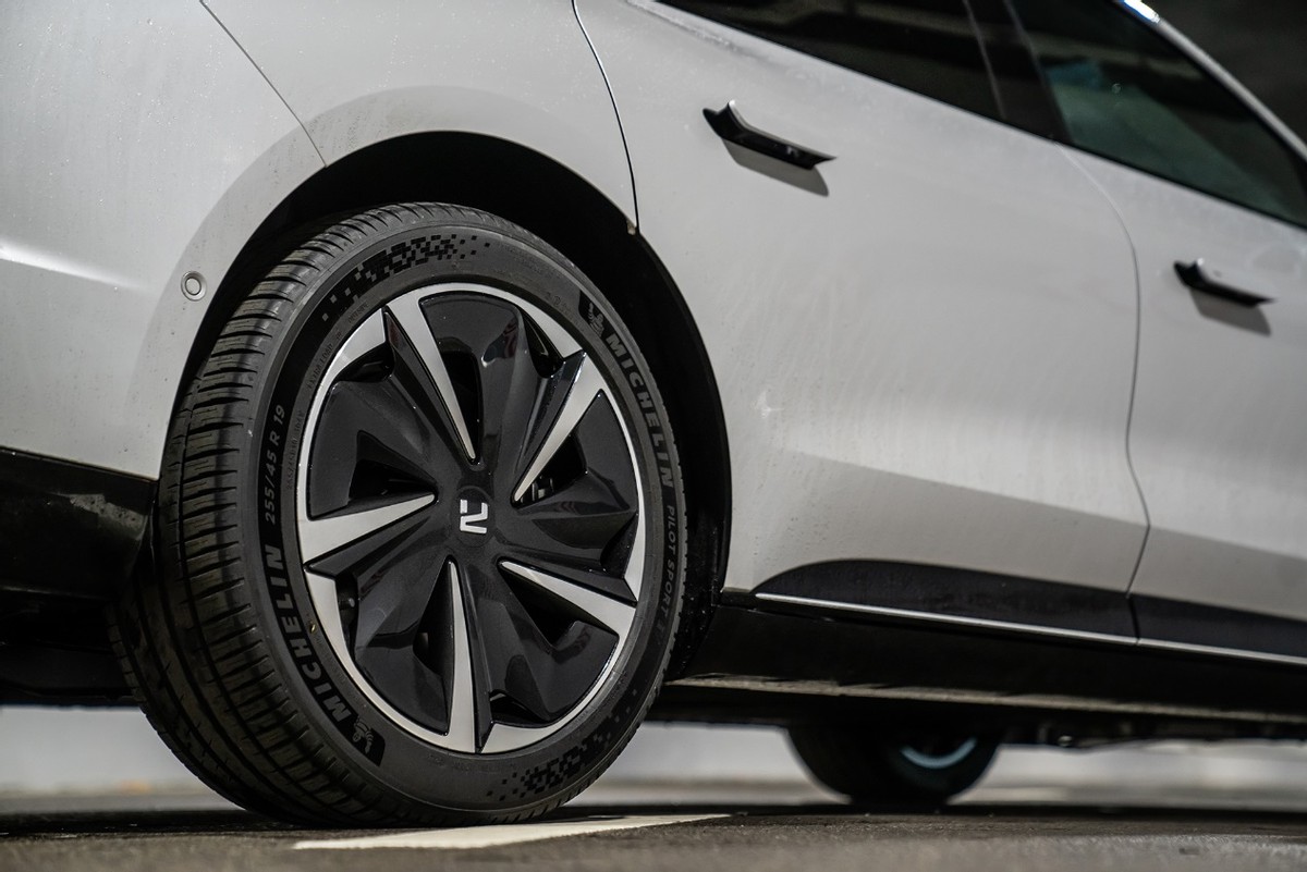 “巴赫”是怎么挤爆车企服务器的？