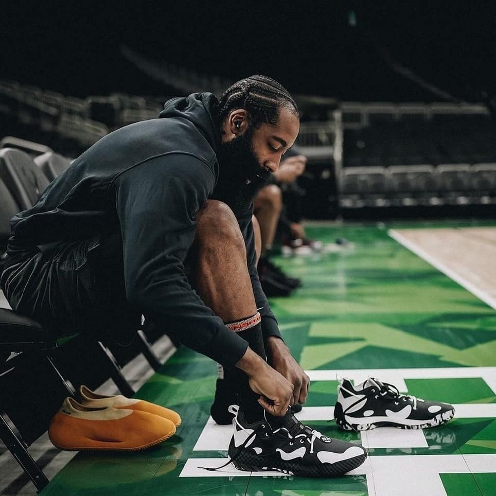 杜兰特和詹姆斯鞋子怎么选 (篮球鞋杜兰特对比詹姆斯)