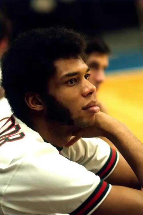 贾巴尔篮球生涯视频,最强nba哪个贾巴尔更好