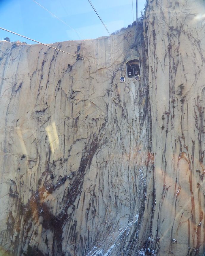 冬日里的华山银装素裹,冬日登上秦岭山脊