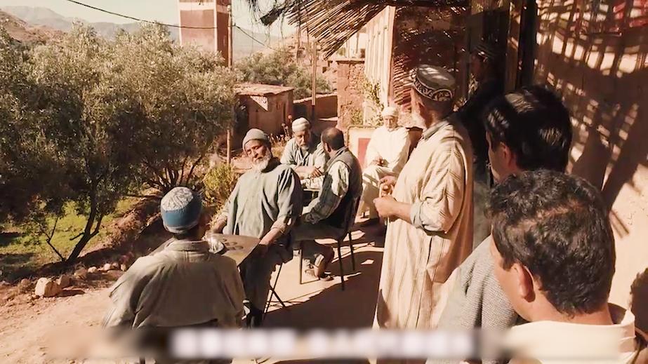 揭露印度女性悲惨的电影，孕妇上山挑水男人在家玩乐，越看越揪心