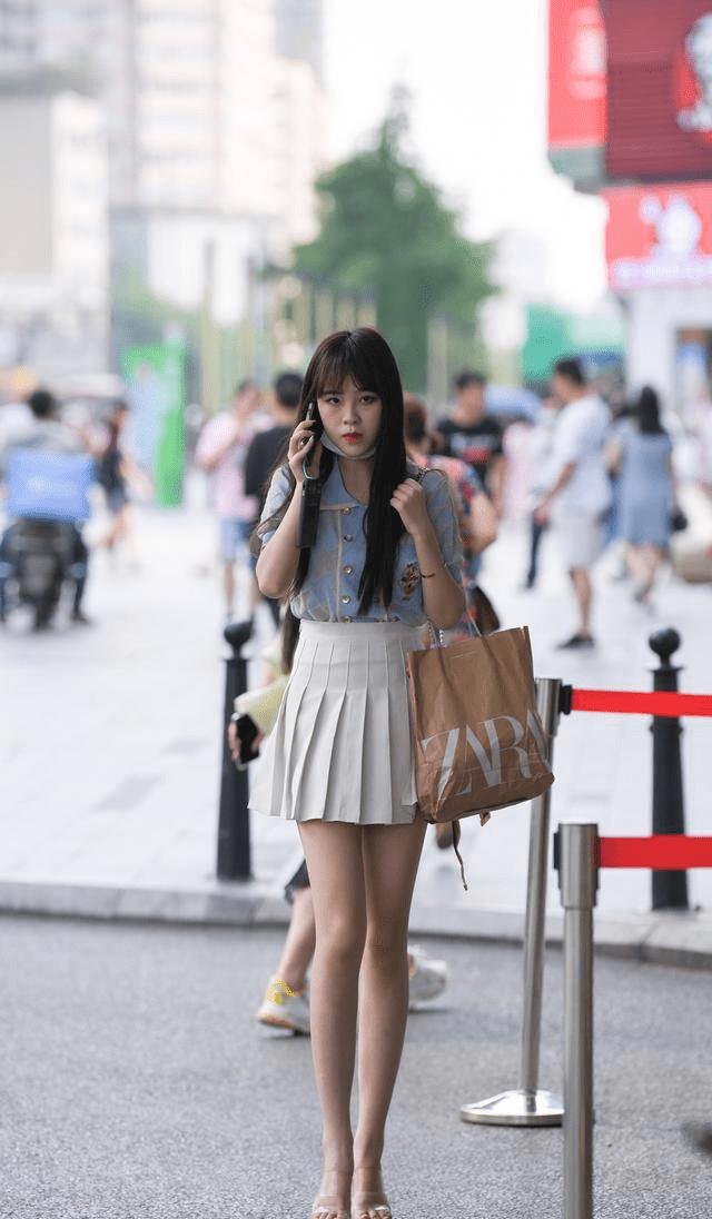 夏季女生穿搭牛仔短裤学生党,学生普通黑短裤搭配什么上衣好看