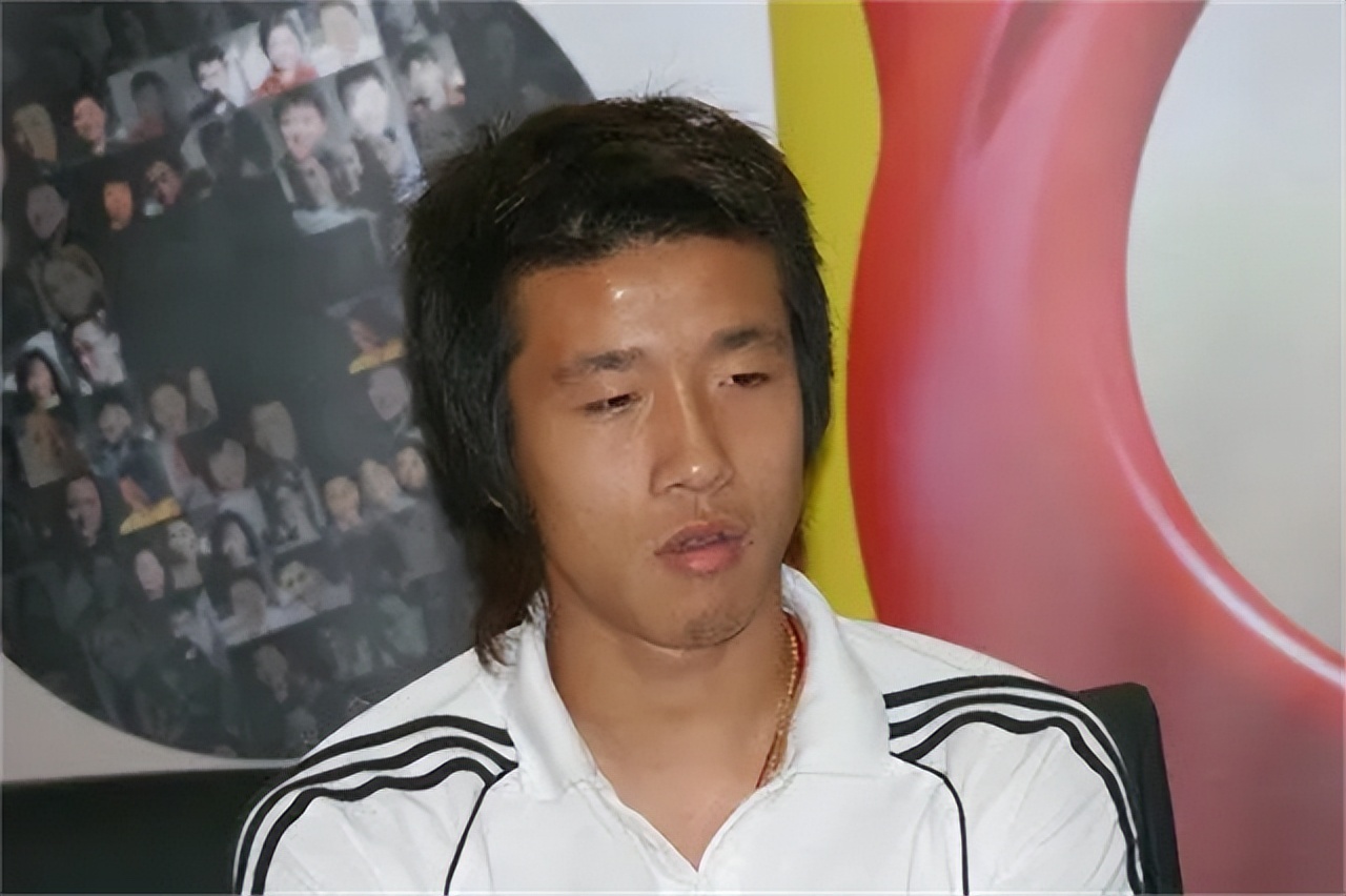 落魄的前大连国脚，与娇妻离异独自抚养女儿，为生计不惜当司机