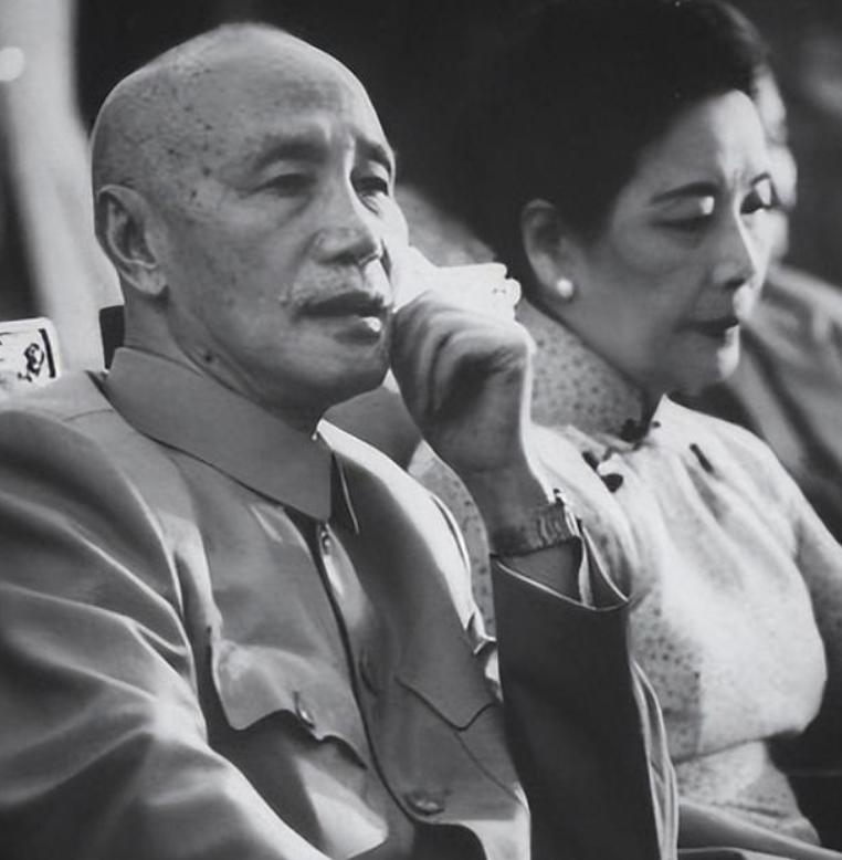 蒋介石去山庙算命，老道写下8个字，24年后，蒋介石才明白其含义