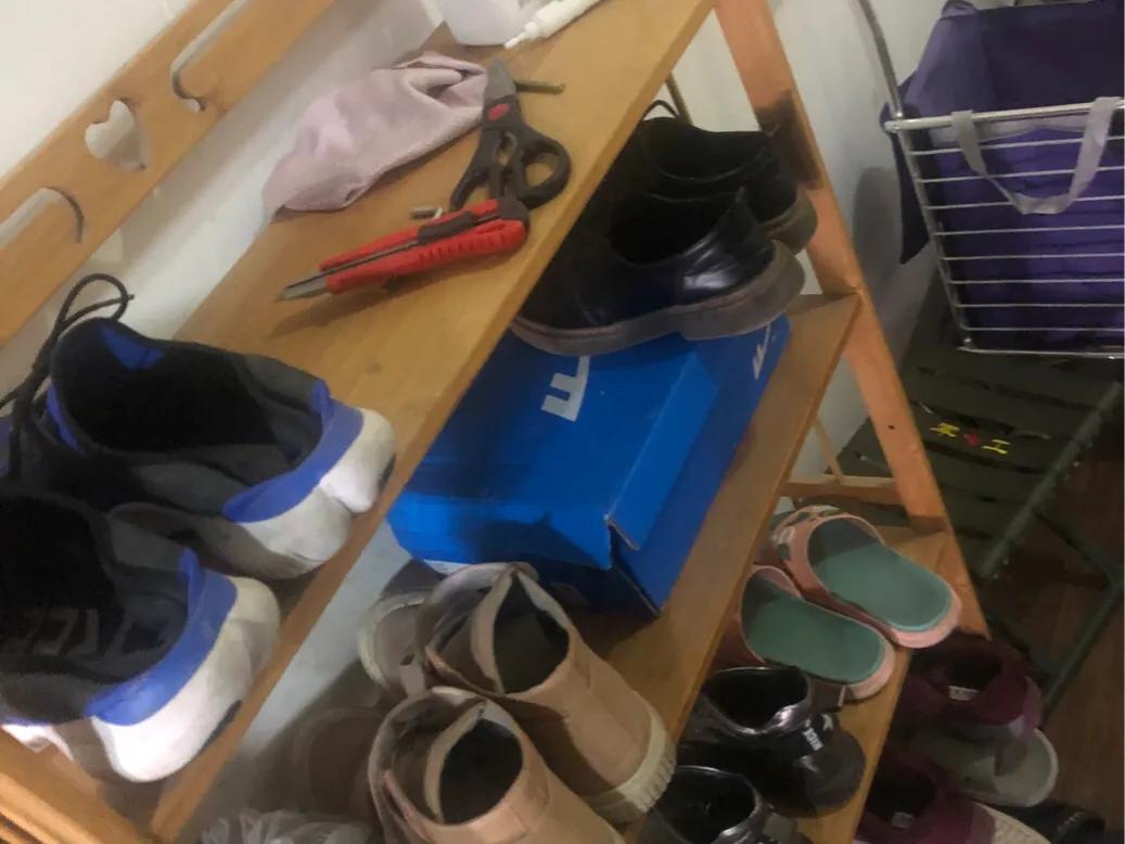 我家邻居咋想的，把鞋架放在公共区域，上面还放二把刀几个意思