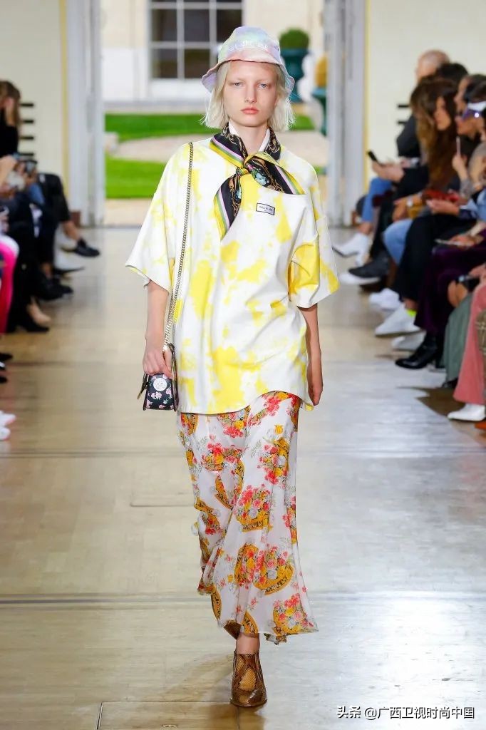 简单又时髦的丝巾系法你学到了吗,美丽时尚精美基础丝巾推荐