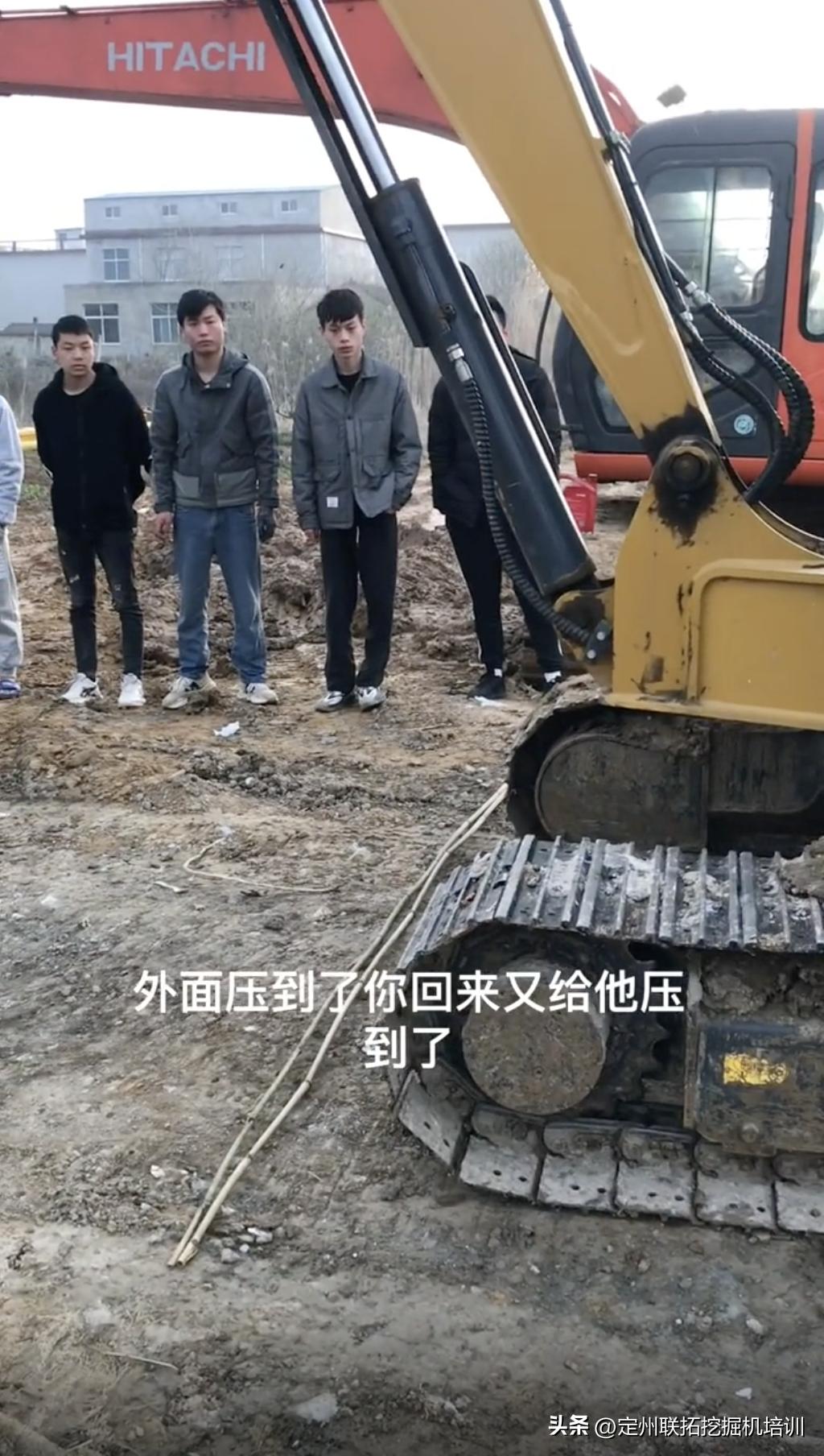 挖掘机跨障碍物教学视频,挖掘机单边过障碍物