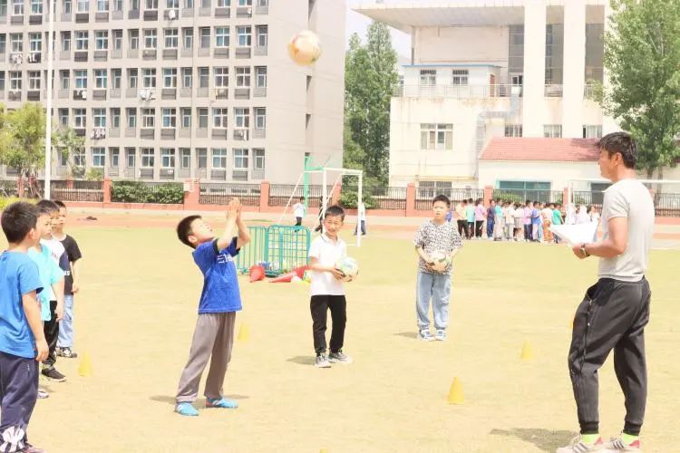 绿茵点燃梦想足球彰显青春,足球点燃梦想激情挥洒青春