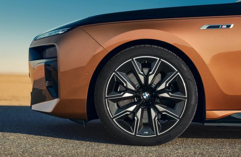 宝马i750低配豪华驾驶测评,宝马i7m70