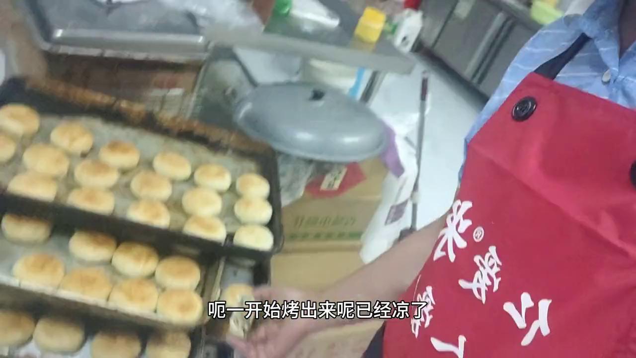 今天给大家测试我家的月饼硬不硬，用手捏一把就知道了
