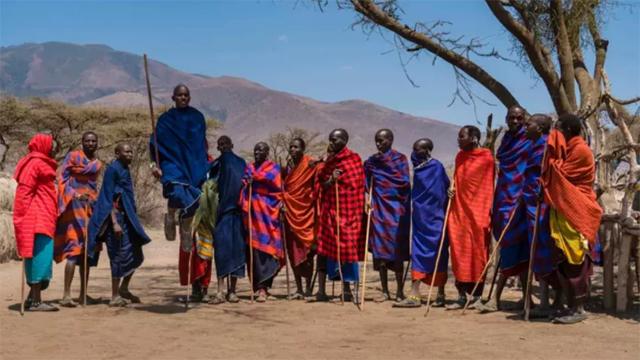 非洲穷小子“变废为宝”创业致富！把轮胎做成鞋，15元一双成爆款