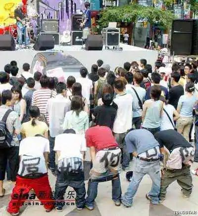 演唱会拉下裤链,用色情号码当专辑名称,陈奕迅为何给他下跪?