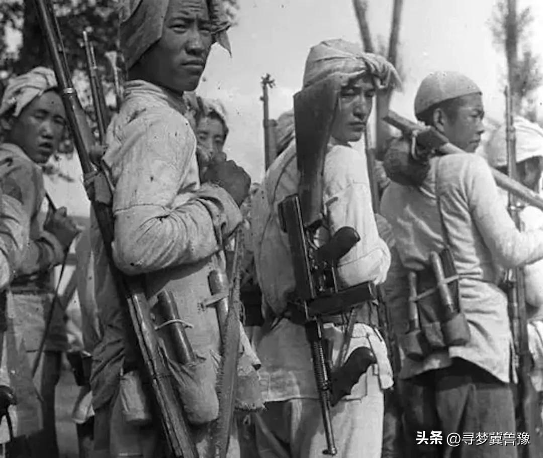 王司令身后常跟七八个盒子，每人都一长一短，人手一辆洋车子…