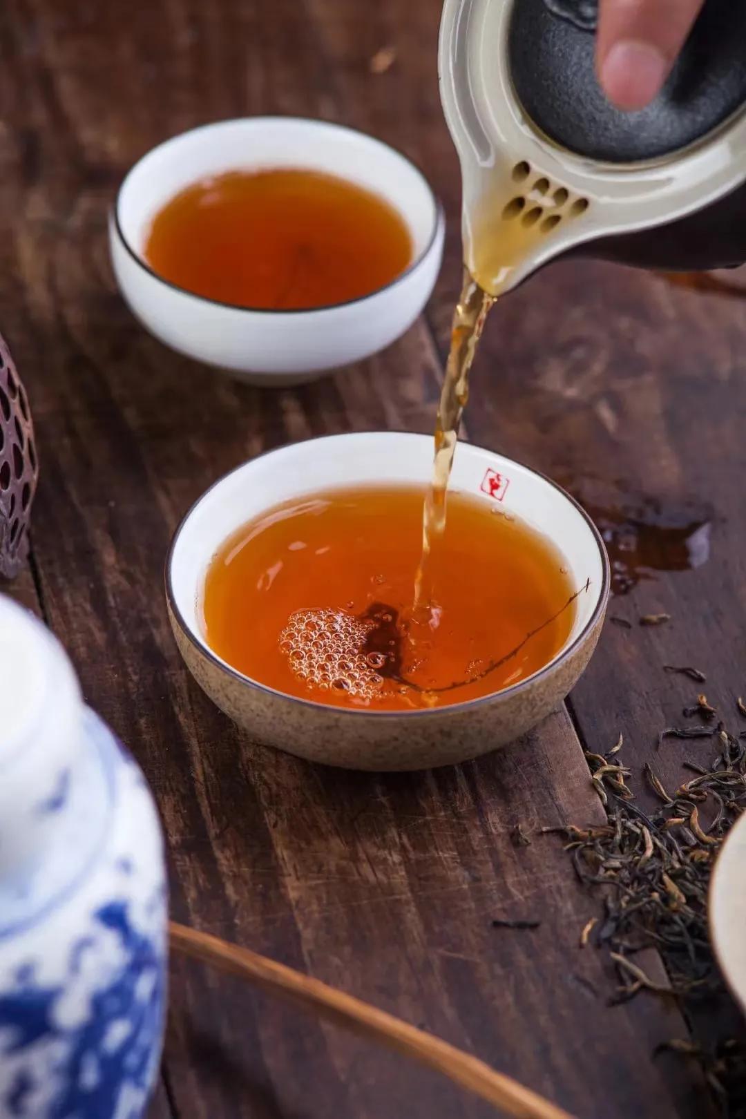 活跃在直播间里的老板们，他要连续直播1001夜