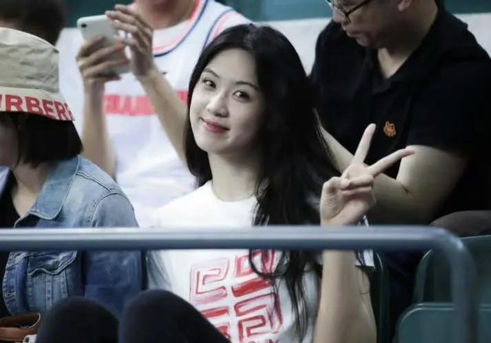 中国女篮王思雨照片好看一点的,徐杰和张茹王思雨身高啥关系