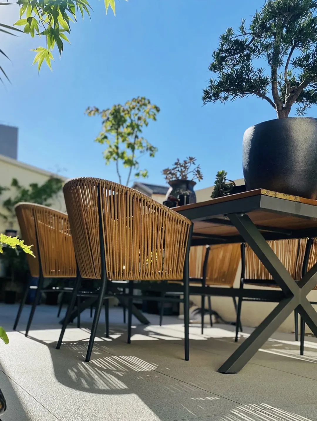 阳台用瓷砖好还是防腐木好,阳台地面铺防腐木好还是地砖好